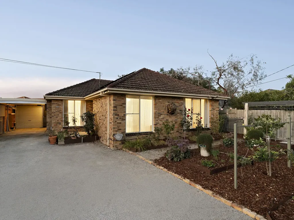 Bentleigh East 3房 经典家庭生活，宽敞迷人，未来潜力无限 Classic Family Living with Space, Charm & Future Potential