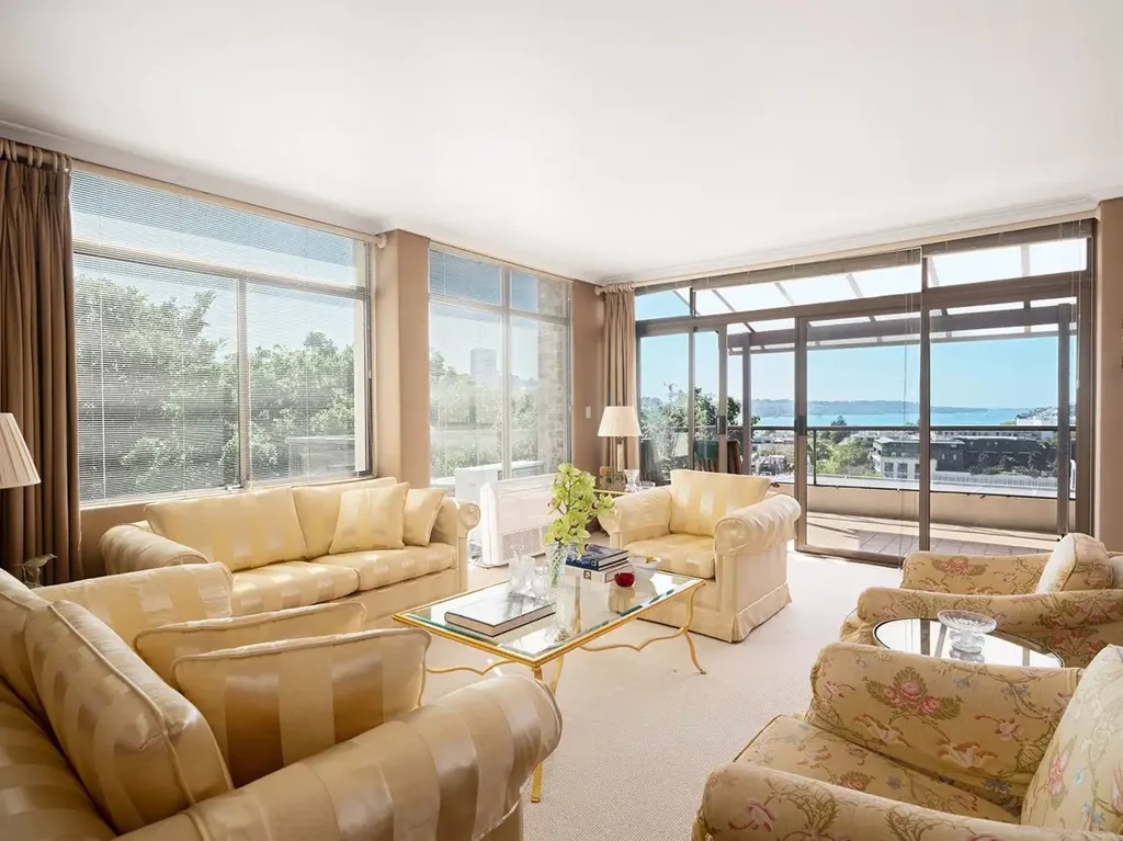PENTHOUSE SIZED APARTMENT WITH SWEEPING HARBOUR VIEWS