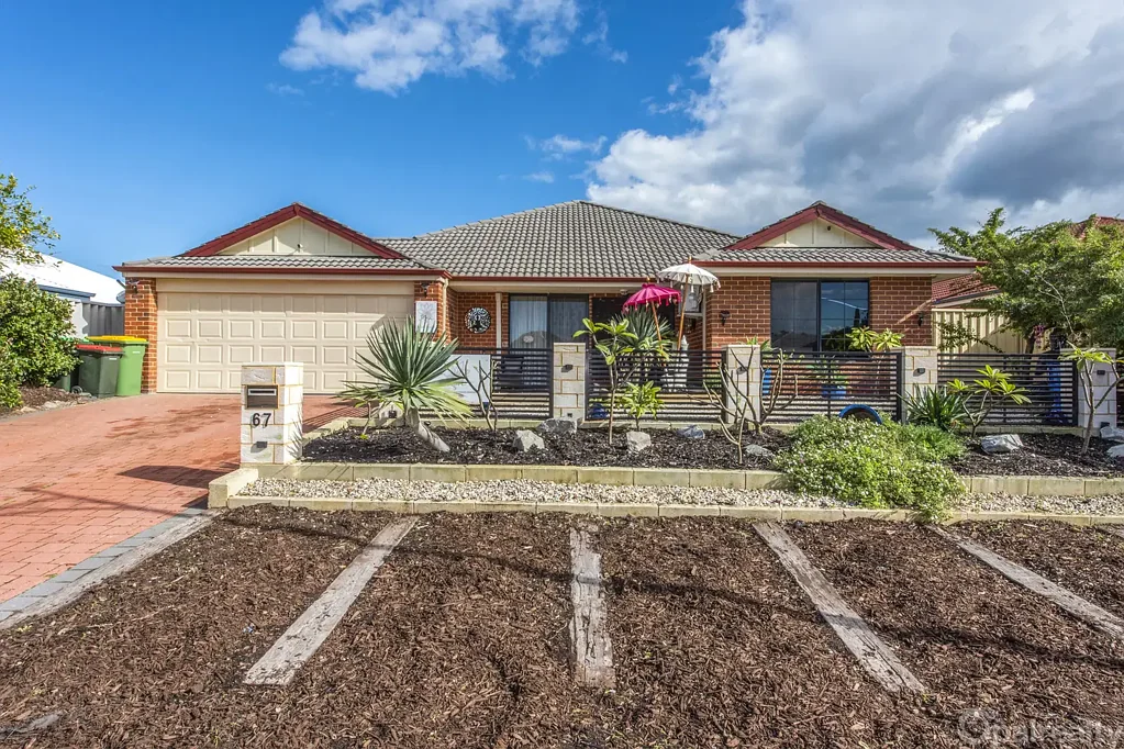 Secret Harbour 4房  Fully renovated family entertainer with pool, multiple living areas & exceptional outdoor living