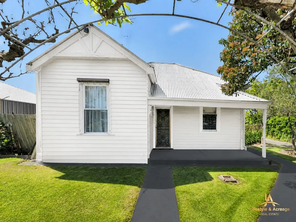 "Spacious 4-Bedroom Home for Lease in Central Pakenham "