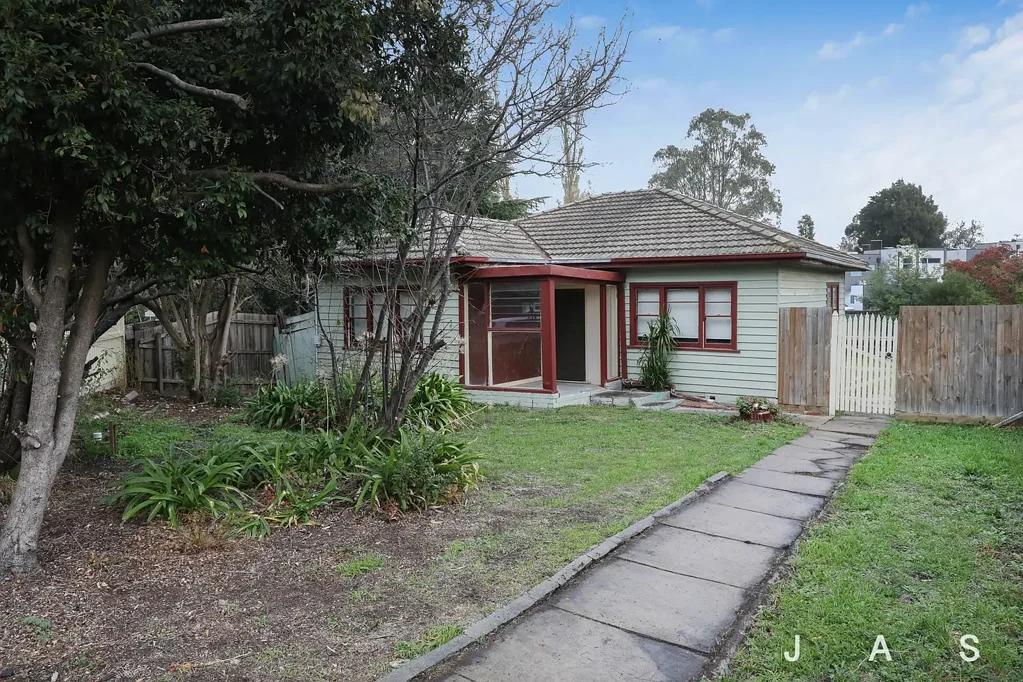 Charming 2 Bedder with a Great Backyard