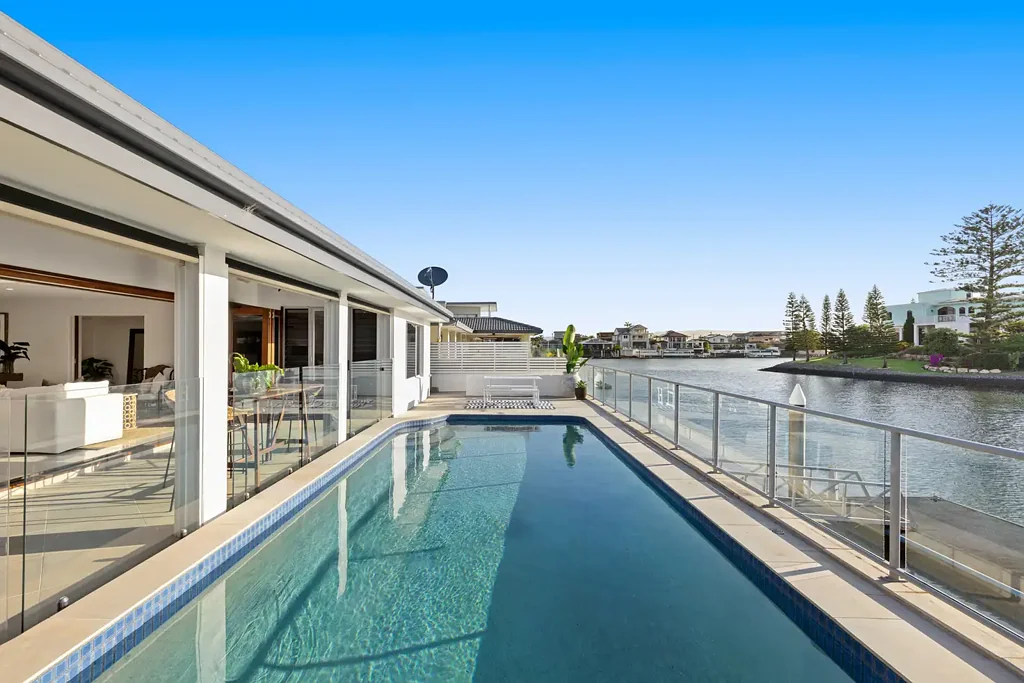 Surfers Paradise 3房  Rare Single-Level Waterfront Sanctuary