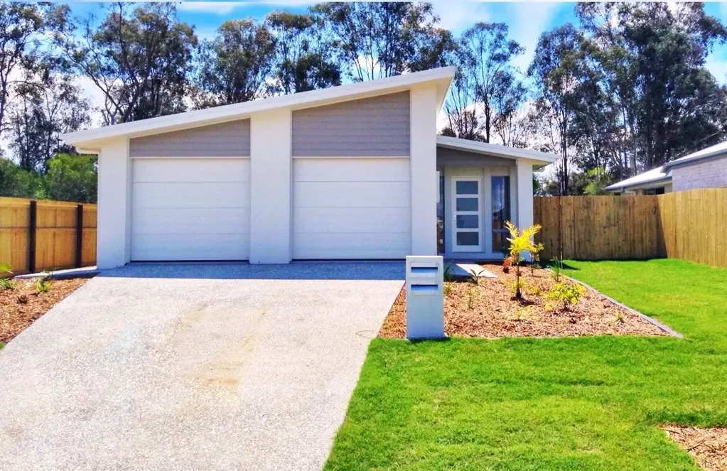 Situated in the Highly Sought after Waterlea Estate Walloon!!