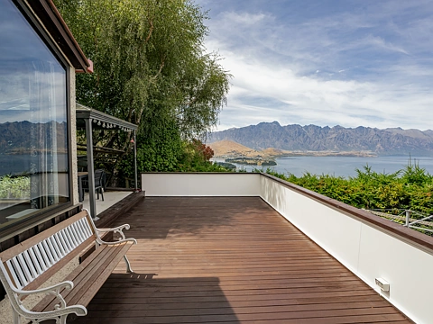 Fernhill/Sunshine Bay 4房  House, Land & Location