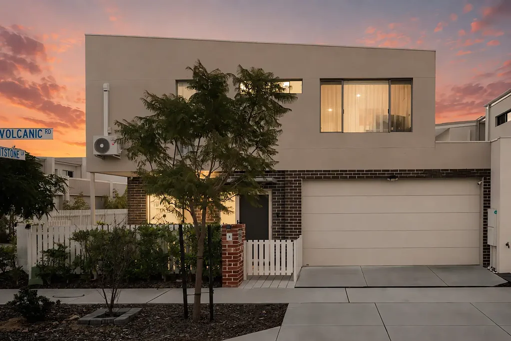 Treeby 3房  Dream location - Premium double storey home
