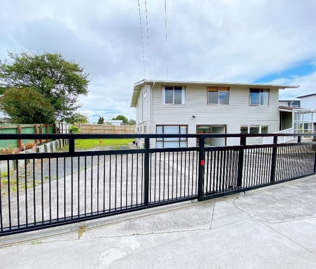 Blockhouse Bay - 6 Bedrooms Fully Fenced House