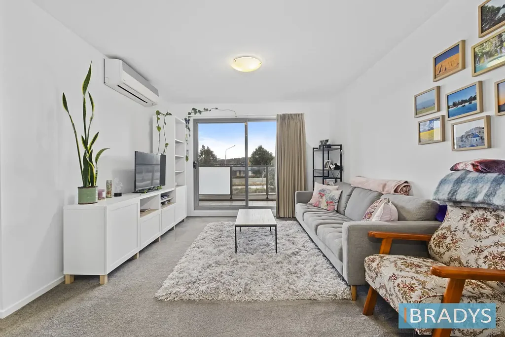 North-facing, 2 bedroom apartment in fantastic location!