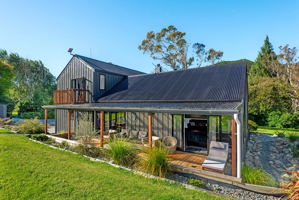 Te Karaka Renovated country retreat with room to roam