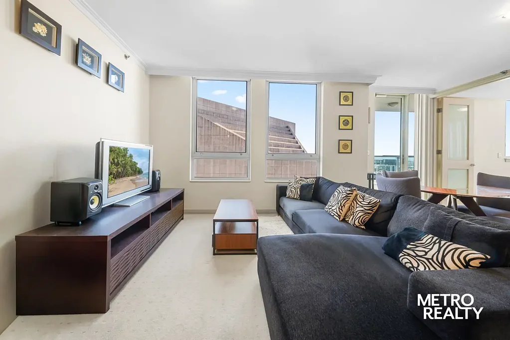 Sydney 3침실 Landmark Century Tower Residence Offering Space, Views and Lifestyle