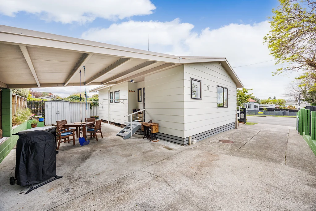 Feilding 2房  Elevated living with views