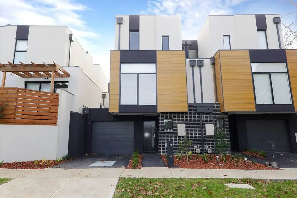 Modern Townhouse  Ideal location