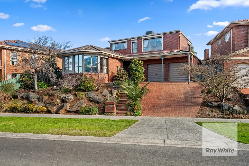 Family Home with Solar Heated Pool in Prime Bundoora Location