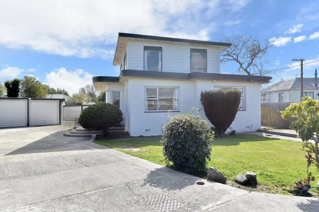 Mairehau 5房  Large Home With Six Car Garaging!