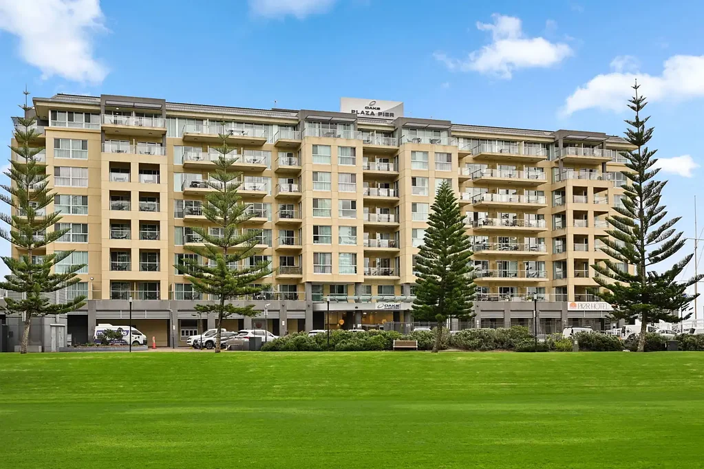 Glenelg 2ਬੈੱਡਰੂਮ Elevated Coastal Living with Dual Balconies and Marina Views