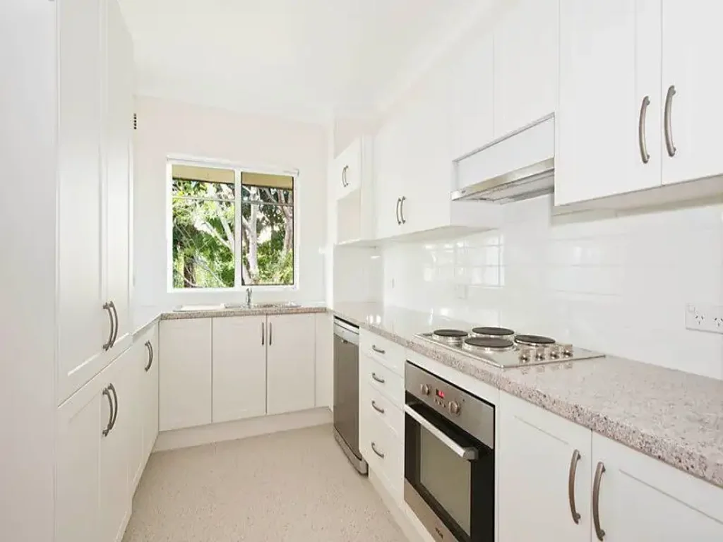 Light & Bright 2 Bedroom, Walk to Rail