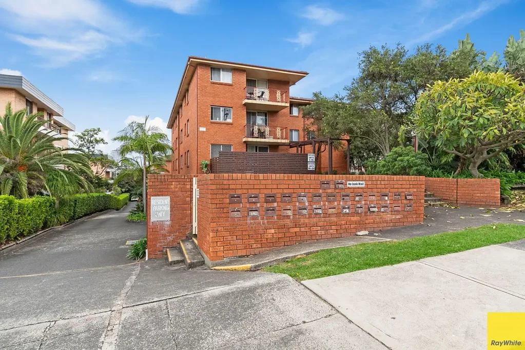 Conveniently Located Unit Near University, Hospital, and Beaches!