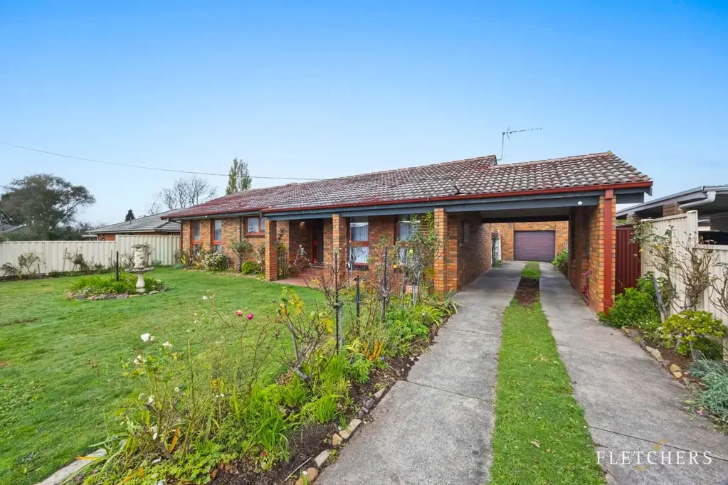 FAMILY HOME NEAR DELACOMBE TOWN CENTRE