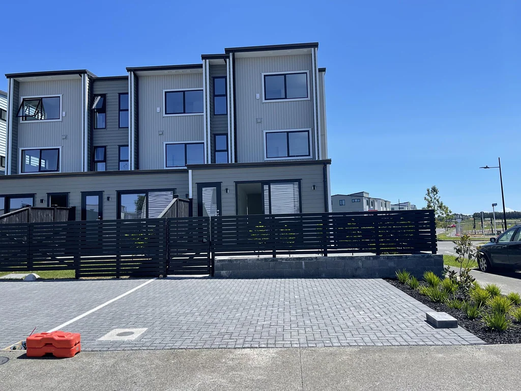 Karaka 5Phòng ngủ Beautiful Brand-New Corner Home