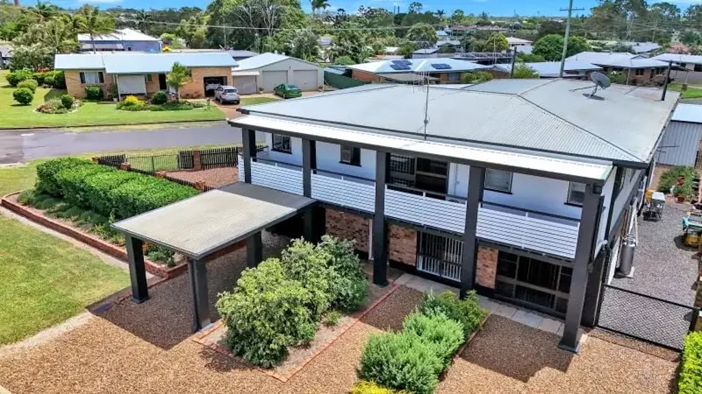Bundaberg East 5Phòng ngủ Beautiful Double-Storey Haven with Multiple Living Areas.