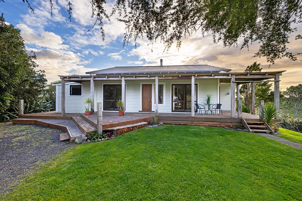 Raglan Character with Views