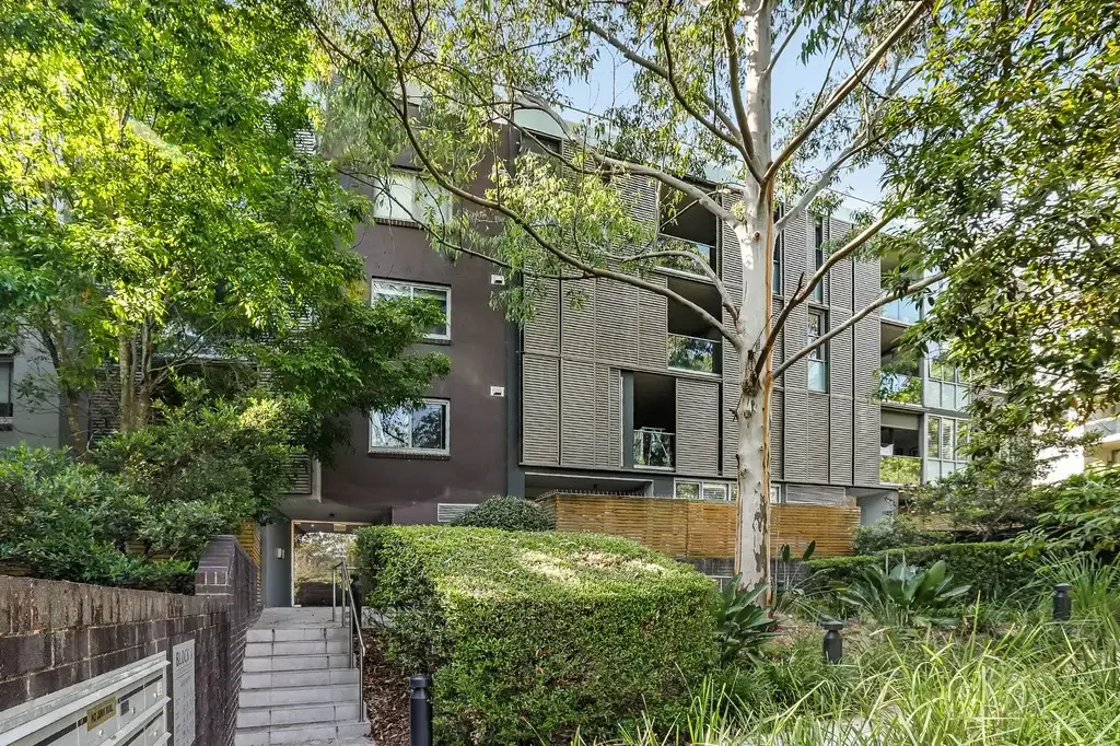 Wahroonga 1房 宽敞明亮，Miele厨房设备，绿树成荫景色，内部洗衣房，安全大楼，地下停车位，靠近Wahroonga车站。 OWNER MUST SELL.  OWNER COMMITTED ELSEWHERE.