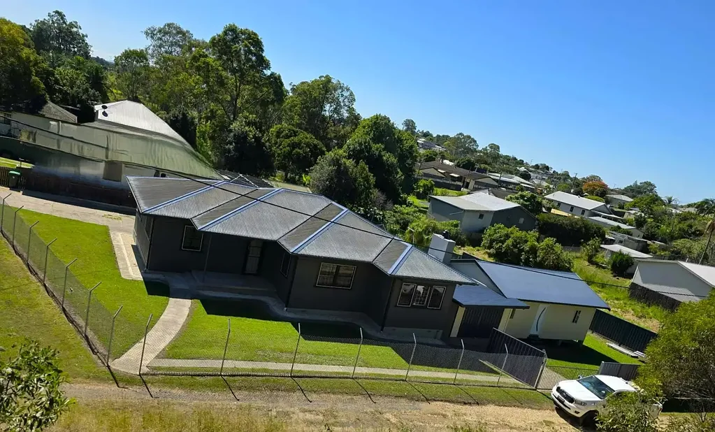 South Kempsey 6chambre Investment or large family Opportunity on corner block. 4 bedroom Home & separated 2 bedroom fully self contained grannyflat. Viewings by appointment.