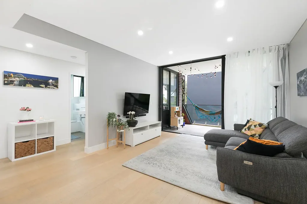 Caringbah 3房 高端安保公寓 宽敞三卧 Caesarstone厨房 Miele电器 步行火车站医院 便捷西场海滩 共享露台景观 双重车位储物 Coastal Convenience