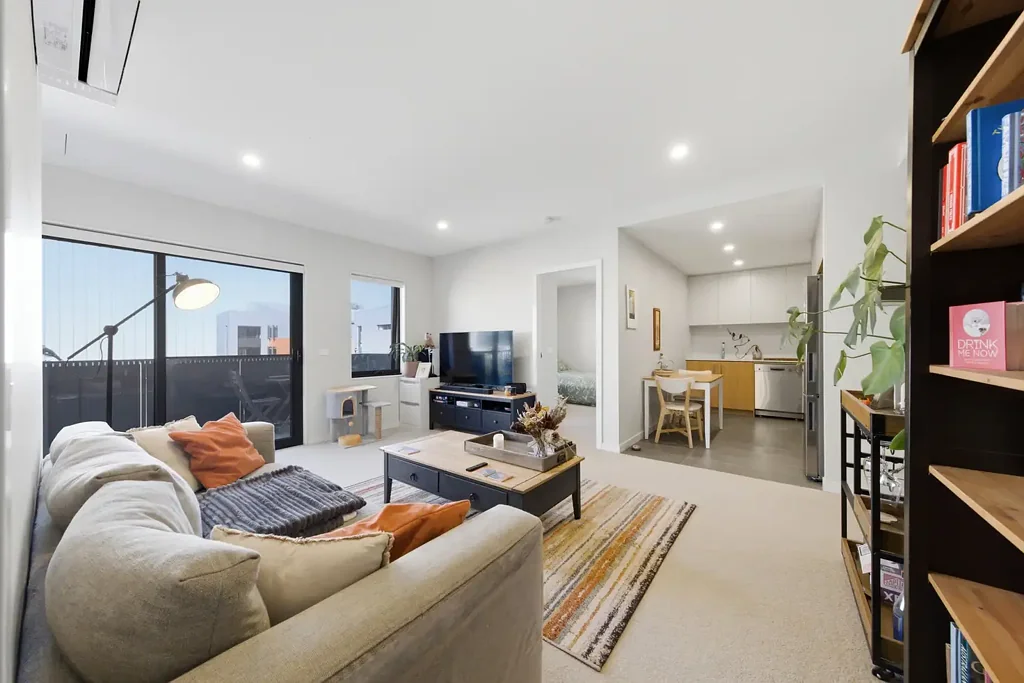 Downer 2房  Stylish Inner-North Apartment with Spacious Design & Private Balcony
