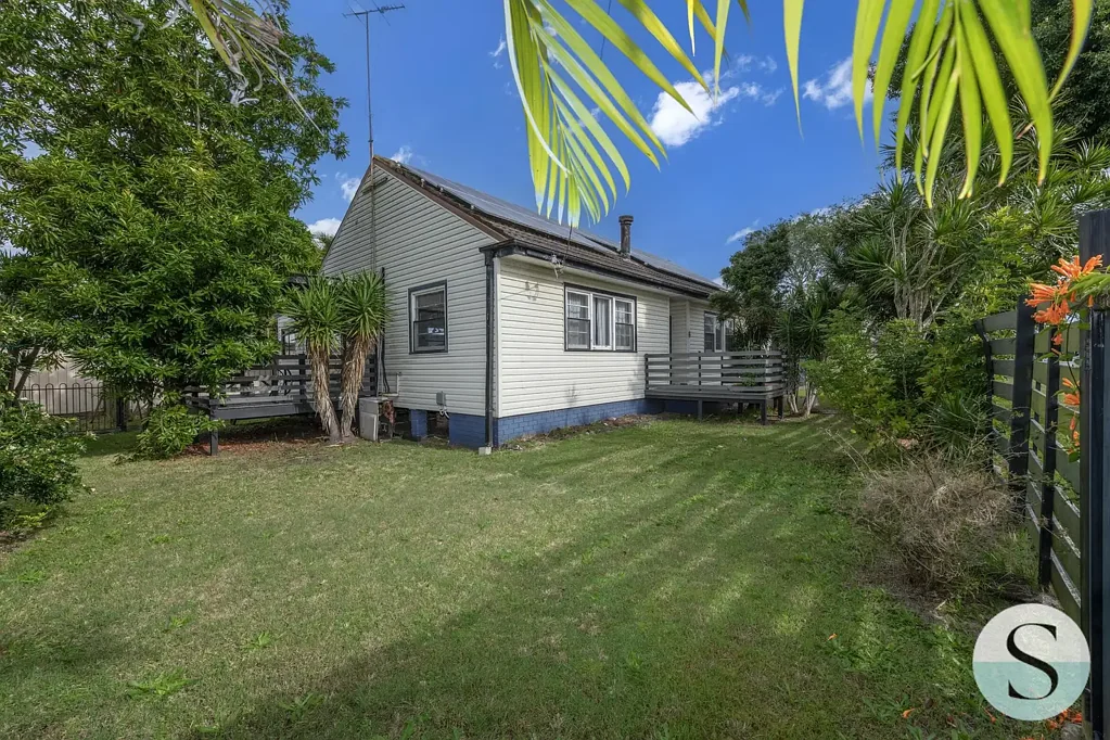 Marks Point 4chambre Lifestyle Location Special, Large Frontage & Big Flat Block, Single Level Home, Set Between Lake & The Beach, Versitle Uplift Options!
