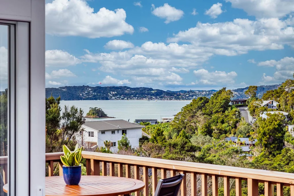 Paihia 4 Bedroom Live the Location, Love the View