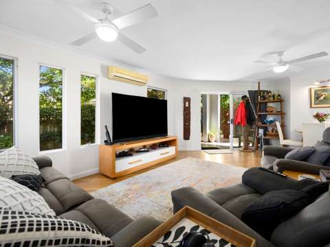 Biggera Waters 2 Bedroom HIDDEN GEM !!