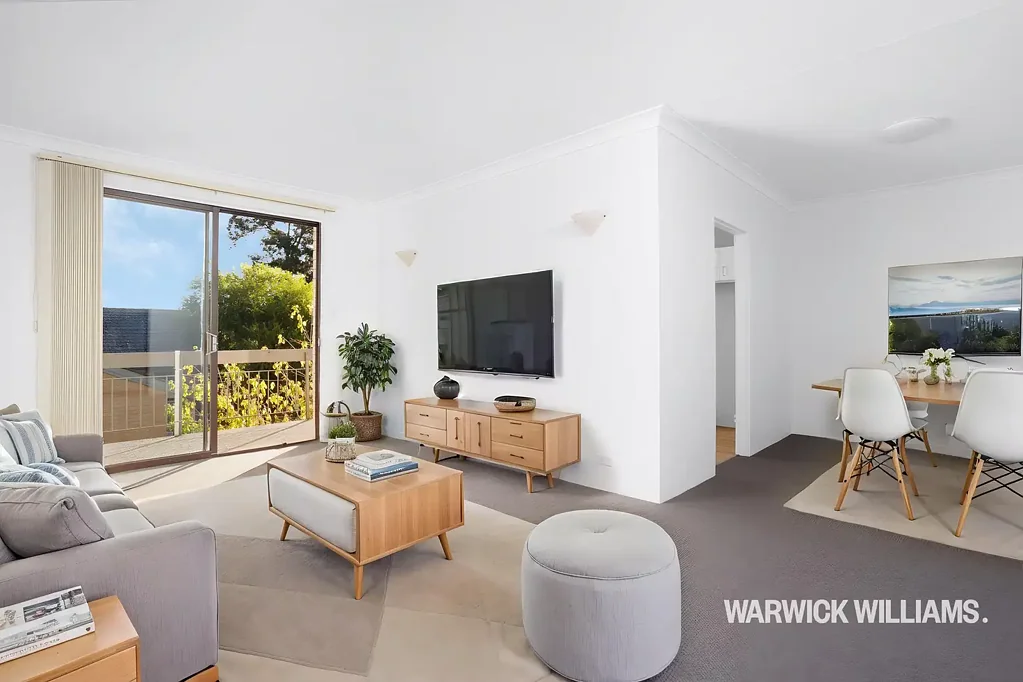 TOP-FLOOR APARTMENT WITH POOL ACCESS, BRIGHT AND SPACIOUS