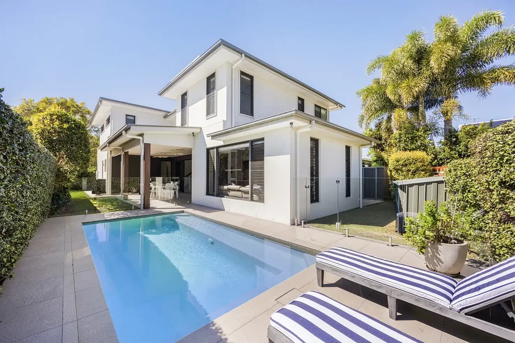 Mount Coolum 4 Bedroom Luxury Family Living, 300m to the Beach, Quiet Cul-de-sac