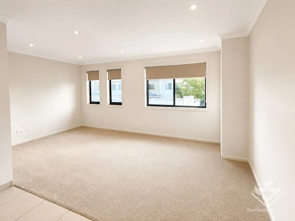Studio Apartment incl Water Bill - Resort Style Complex 100M to Westfield