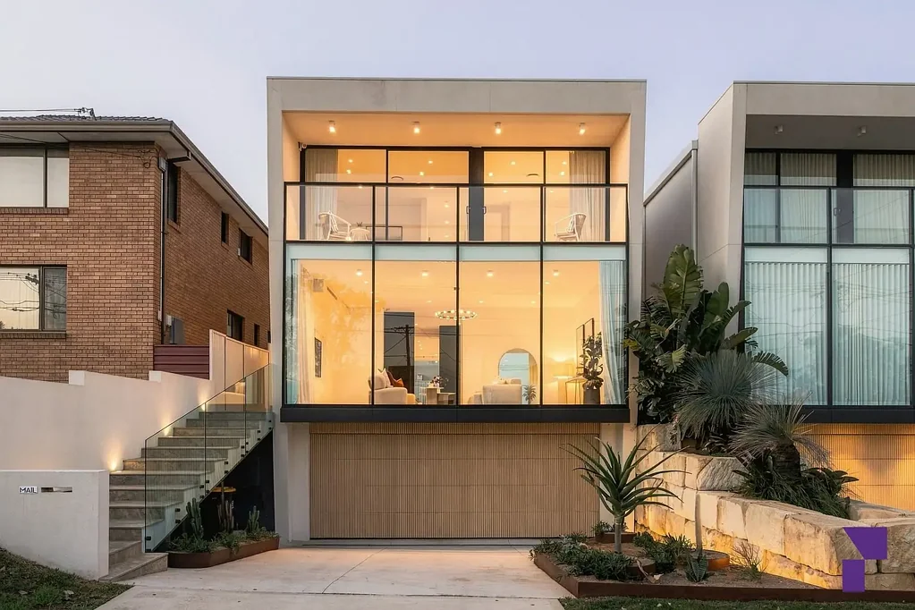 Greenacre 4Zimmer Striking architectural home reveals a flawless, tri-level in/outdoor design with basement parking