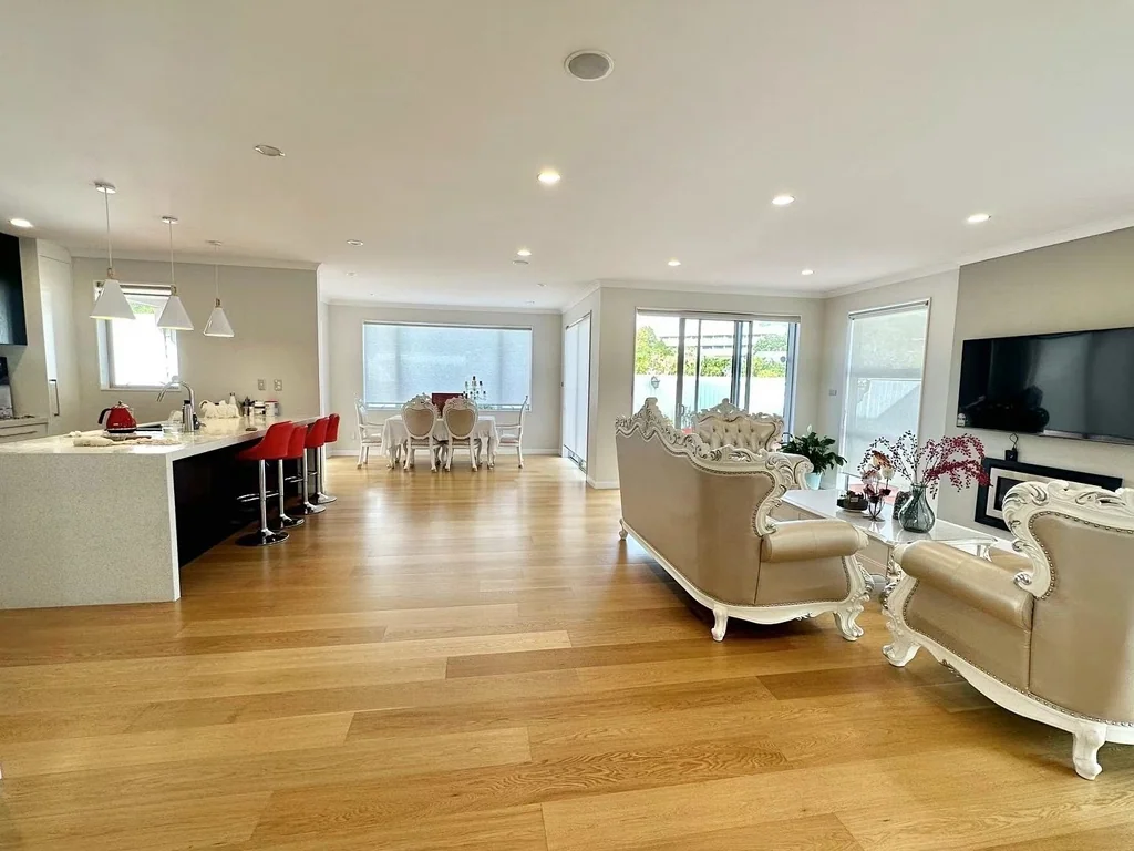 中区！全包！拎包入住！带停车位！短租可议，中区St Lukes mall附近的近新 漂亮 整洁 宽敞大house，独立卫浴大套房+园内停车位! 近Dominion Rd的近新大house