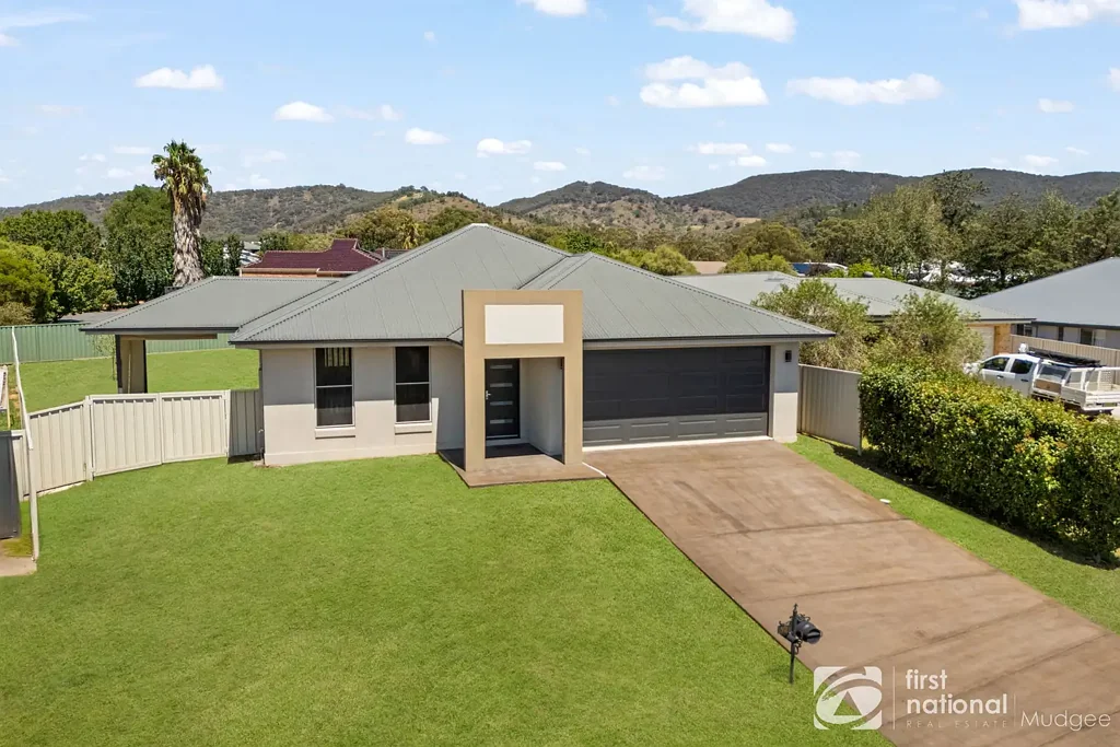 MODERN FAMILY LIVING IN A QUIET CUL-DE-SAC