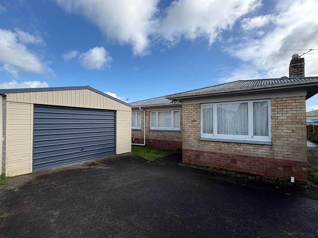 Central to Pukekohe high street and local schools