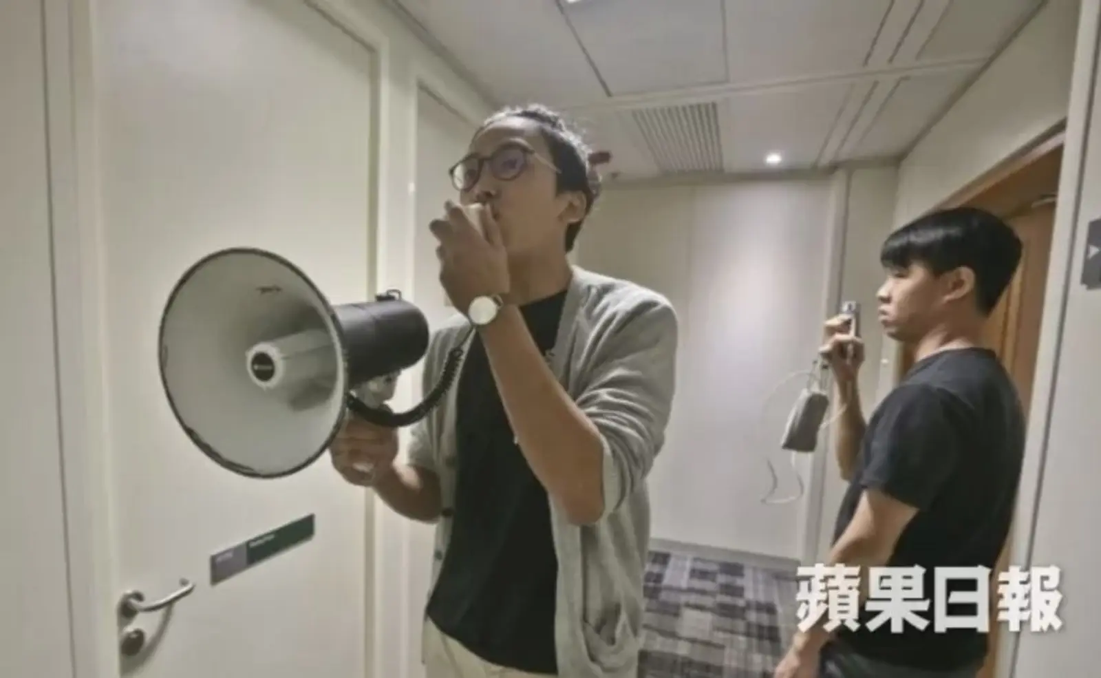浸大学生大闹食堂！脱衣服、扔餐具、调戏阿姨......