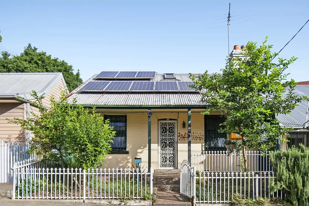 Lewisham 3房 田园诗般小屋 267㎡宽深地块 四卧带天窗阁楼 热带花园生机勃勃 步行可达Lewisham村庄 Freestanding Picturebook Cottage with Creative Scope