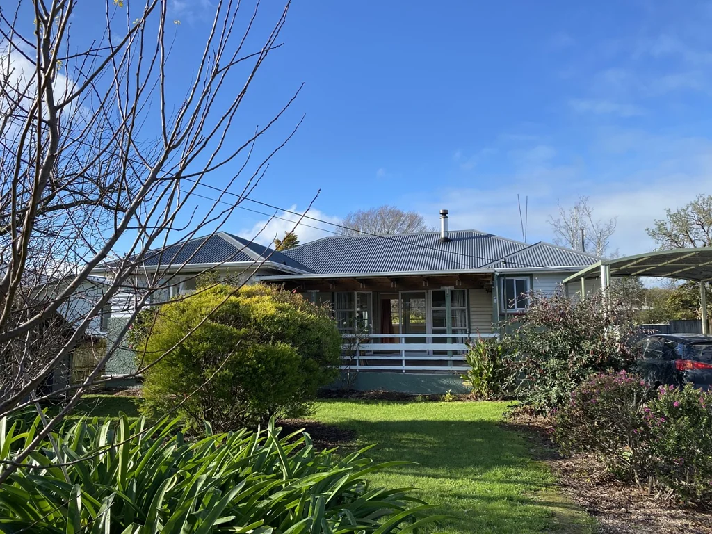 Sunny Family Living in Sought-After Lansdowne