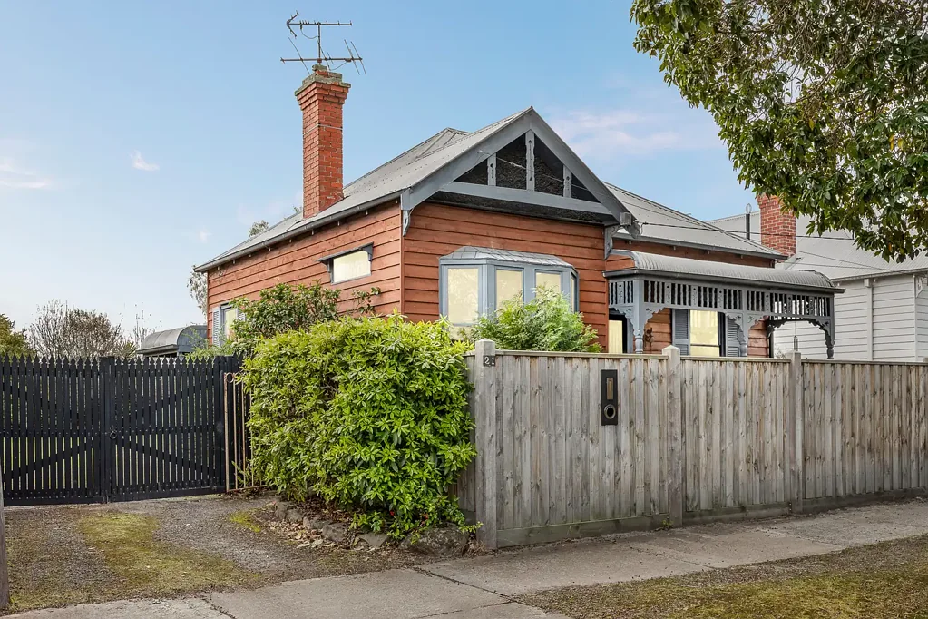 Hughesdale 3 Slaapkamer Timeless Edwardian on a Premier Parcel of Potential