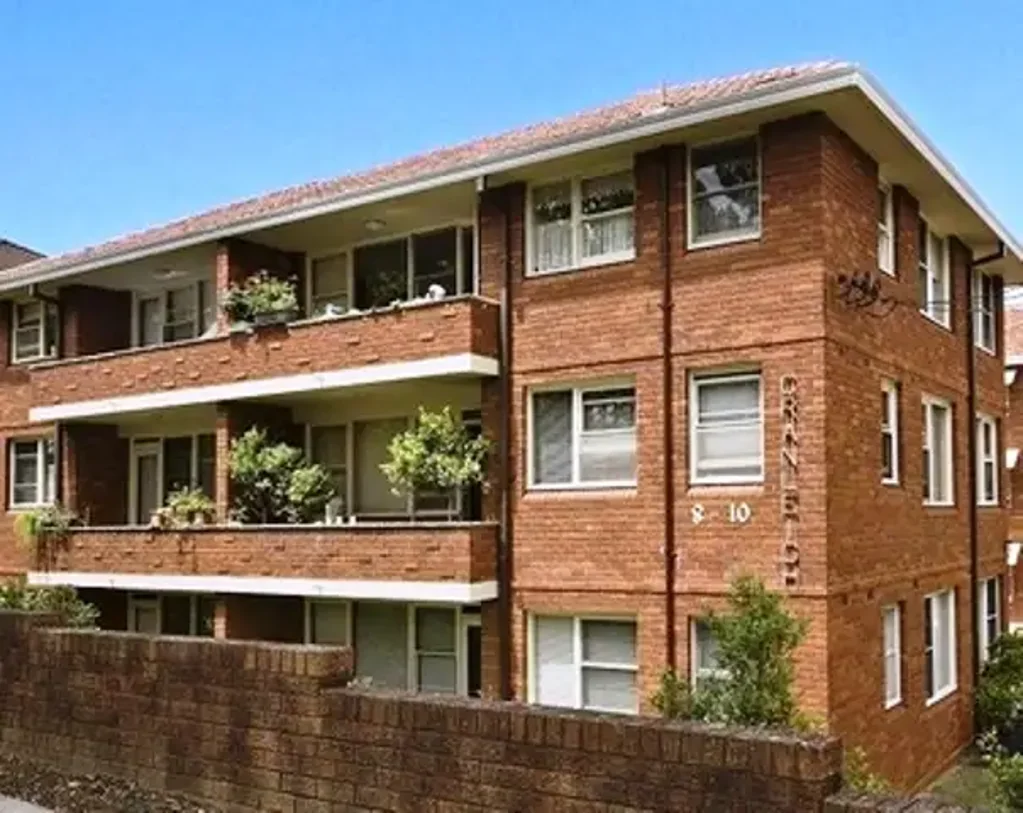 BRIGHT AIRY 2 BEDROOM UNIT