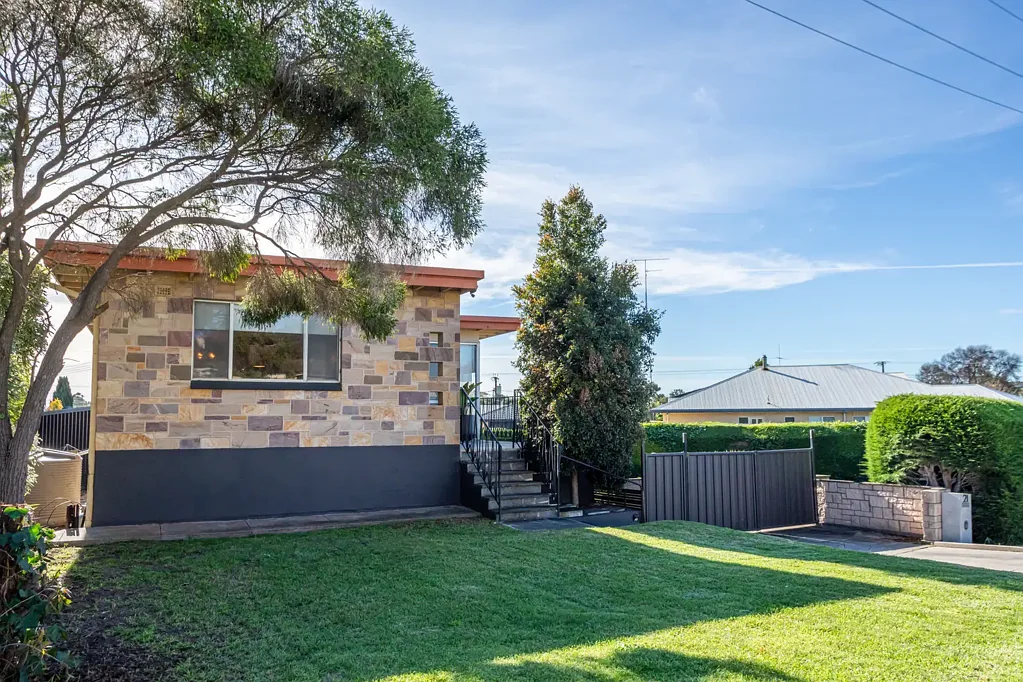 Naracoorte 6chambre Exceptional Dual Living / Dual Income - Independent Living on Both Levels