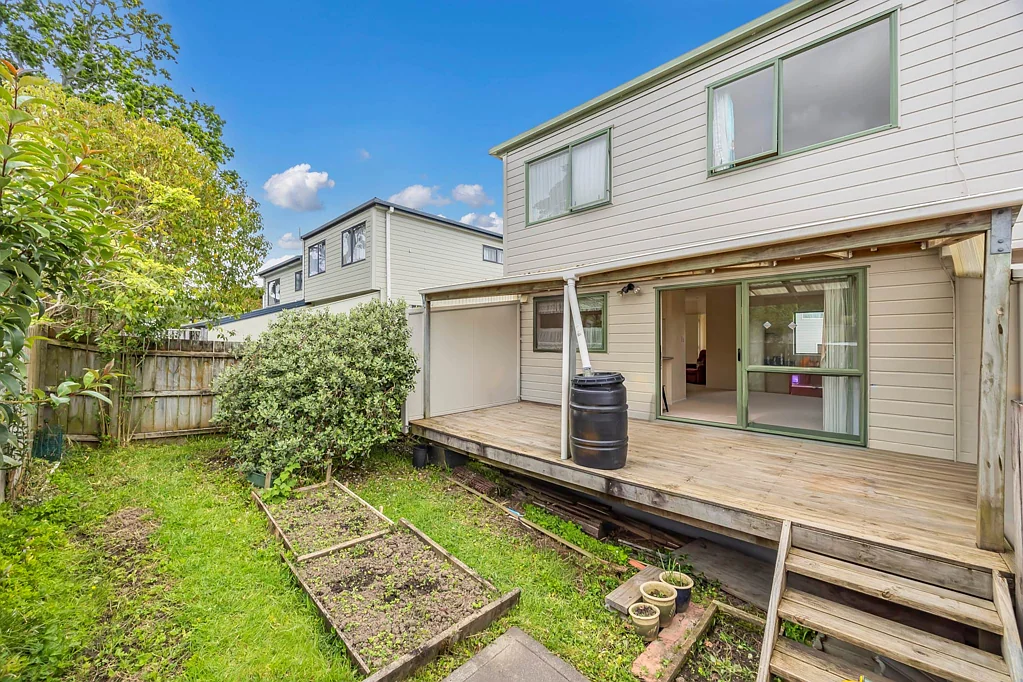 Northcote 3房 入门级联排住宅！阳光充沛，内进式双车库，购物/通勤无忧，坐拥核心地段！ Spacious Townhouse – Heart of Northcote