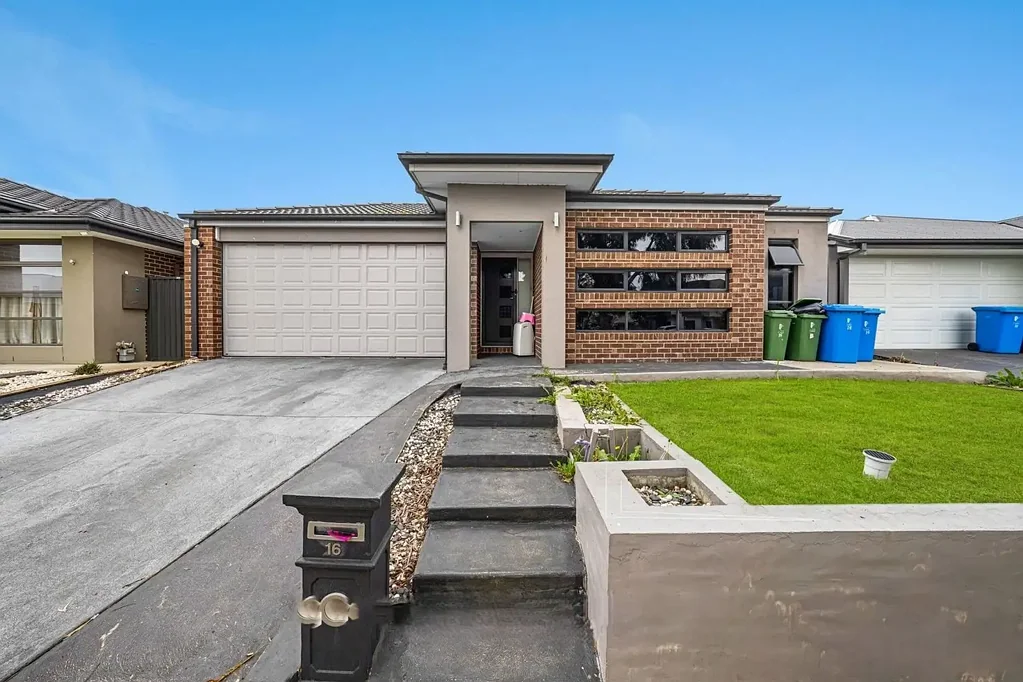 Modern Family Living in the Heart of Cranbourne East!!