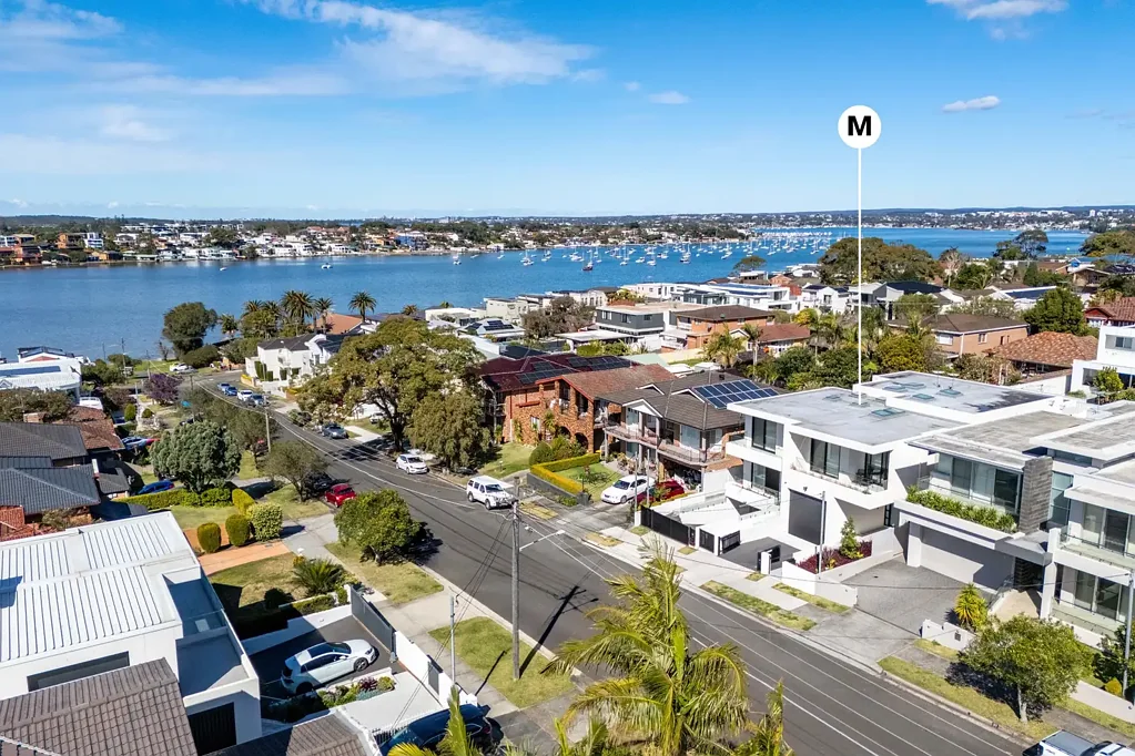 Kogarah Bay 5房 Kogarah Bay瑰宝 滨水奢居 岛式厨房 顶级电器 家庭乐园 四卧套间 主卧套浴 安全智能 双车便捷 Beautiful family retreat with bayside convenience