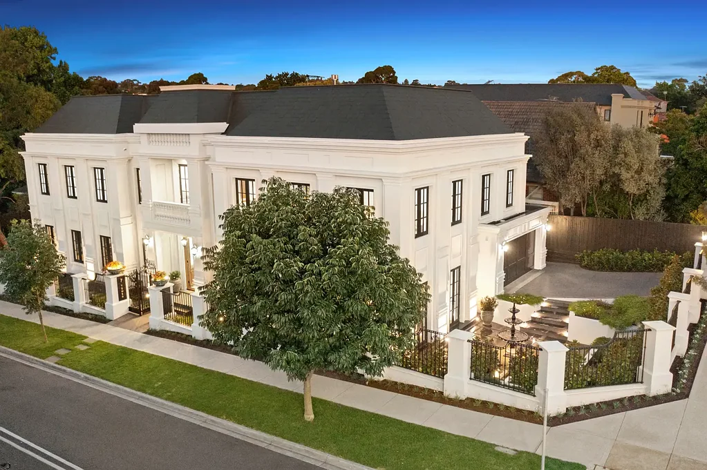 Balwyn North 5房 尊贵拐角地段 70㎡双层设计 五星级能效 优雅风格 Commanding Neoclassical charm at the nexus of Balwyn North