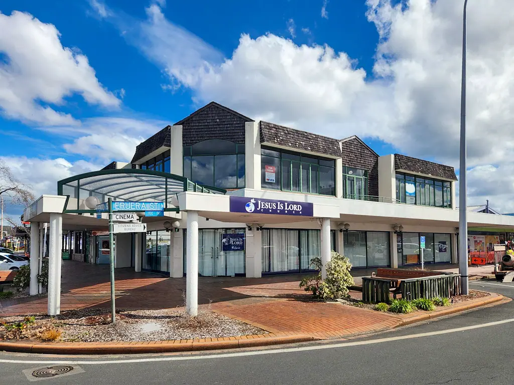 Rotorua Central Elevated, Sunny and Spacious