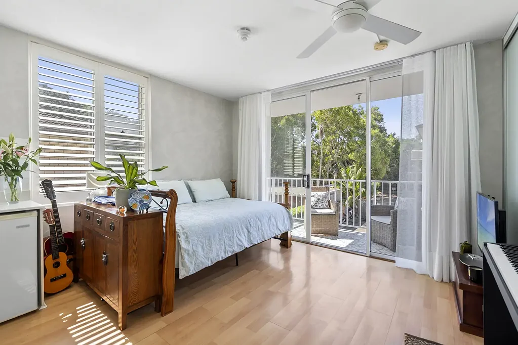 Sun-Filled Beachside Studio with Parking